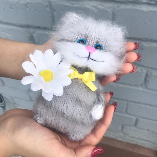 Игрушка вязаная Кот Серый с ромашкой