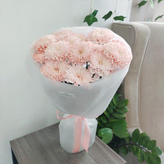 Delicate bouquet of 3 pink chrysanthemums
