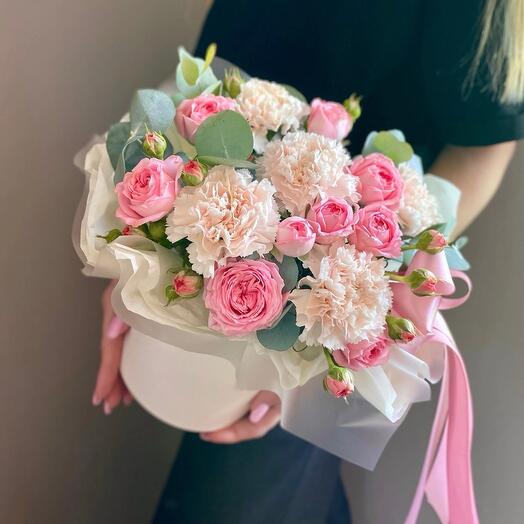 Нежные диантус с кустовыми розами