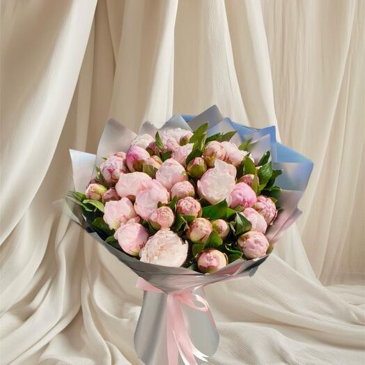 Букет из 37 розовых пионов