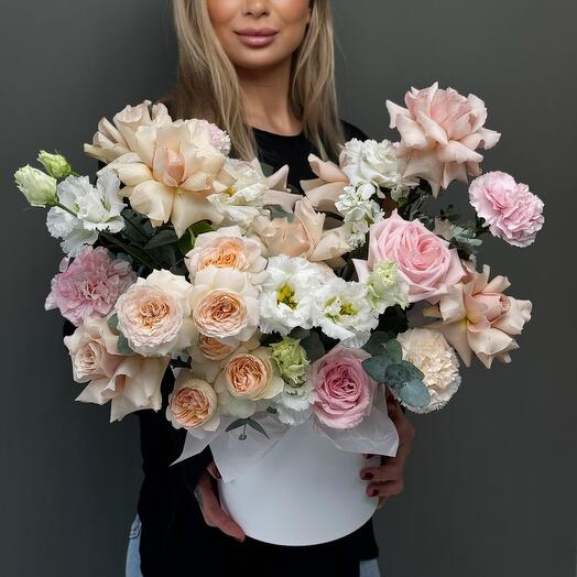Arreglo en una Caja con rosas y eustoma