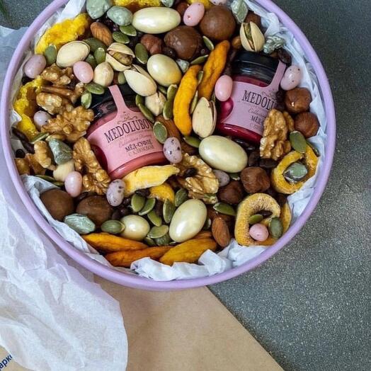 Набор из орешков с медом