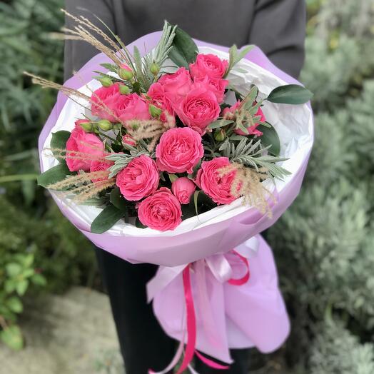 Букет из пионовидных кустовых роз, лаванды широколистной и сухоцветов (стифа)