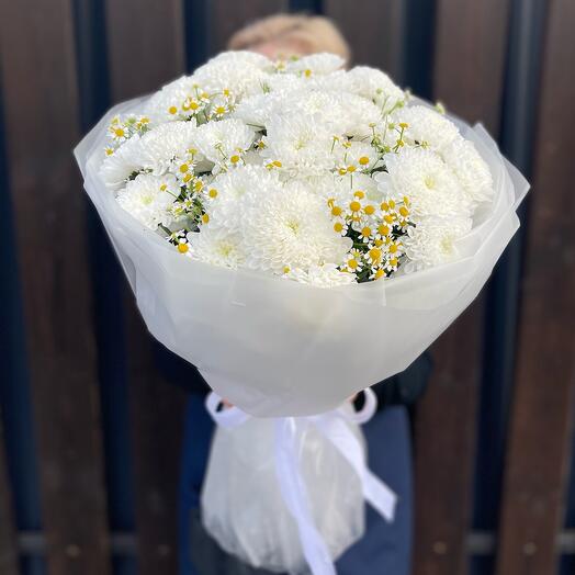 Букет білий з ромашок і кущових хризантем