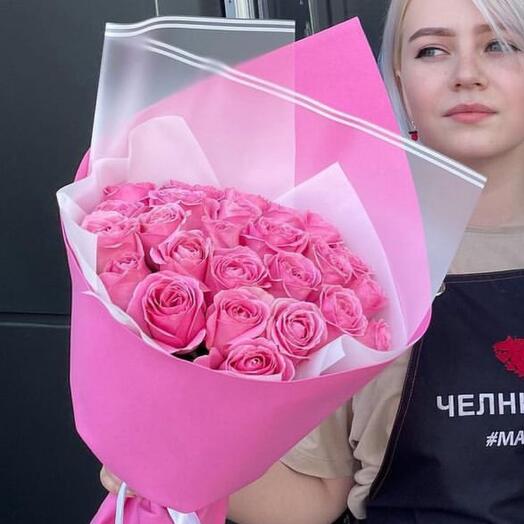 Букет из пионовидных роз с оформлением