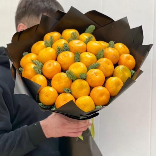 Мандарины сладкие с веткой лапника