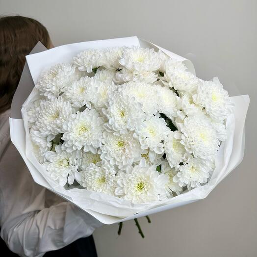 Стойкий букет из белой кустовой хризантемы