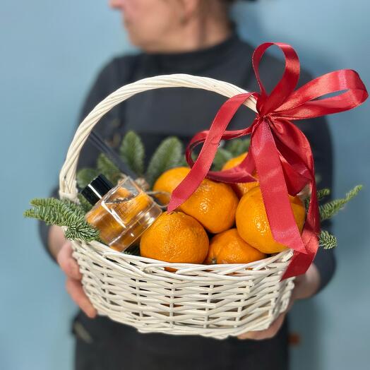 Корзинка с нобилисом, мандаринами и ароматическим диффузором ручной работы