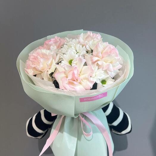 Букет роз с кустовыми хризантемами