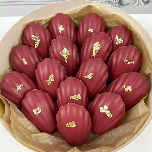 Пирожное "Мадлен" в розовом шоколаде