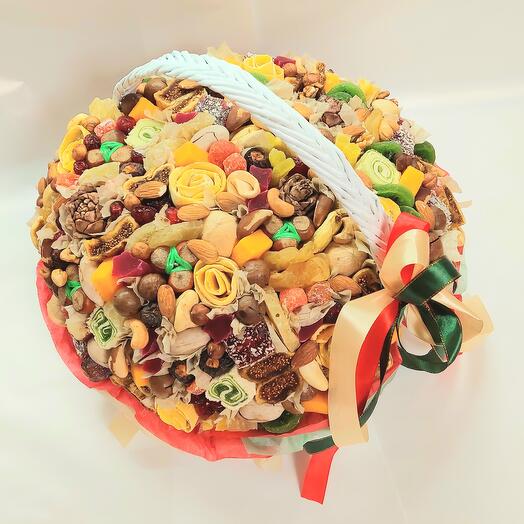 Корзина сухофруктов и орехов в подарок