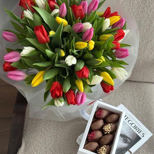 Букет из 51 микс тюльпана и 8 фиников в шоколаде