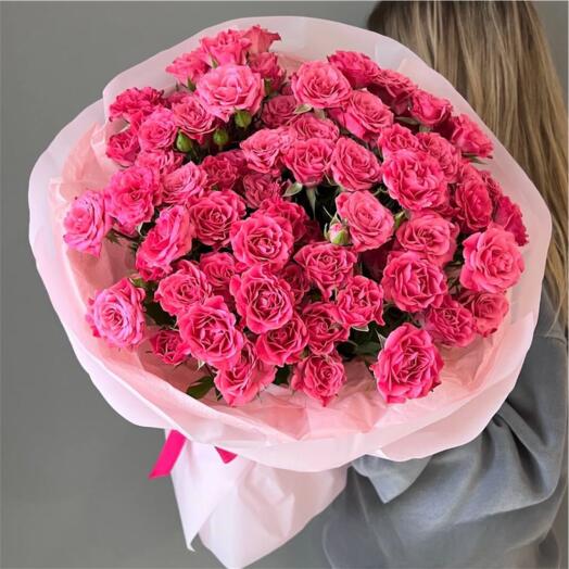 Букет из розовых кустовых роз 35 шт