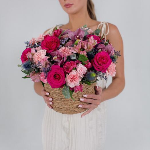 BRIGHT BOUQUET OF PINK ROSES IN A WICKER PLANTER 314