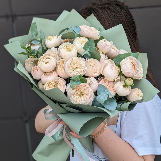 Rosas de arbusto con eucalipto