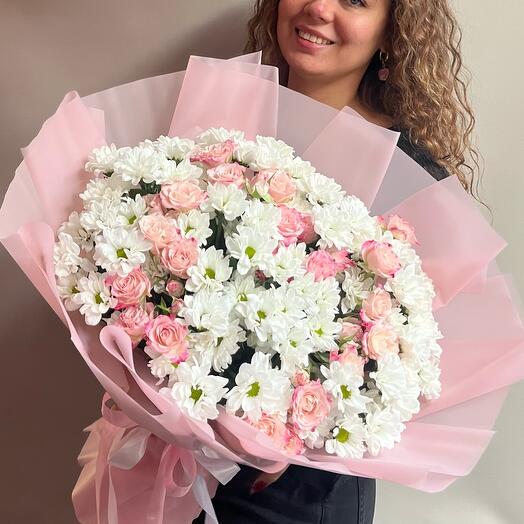 Lush bouquet of spray roses and spray chrysanthemums size L