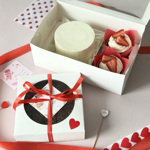 Набор бенто, капкейки с клубникой и брауни