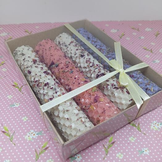 Набор свечей из вощины с лепестками роз и лавандой