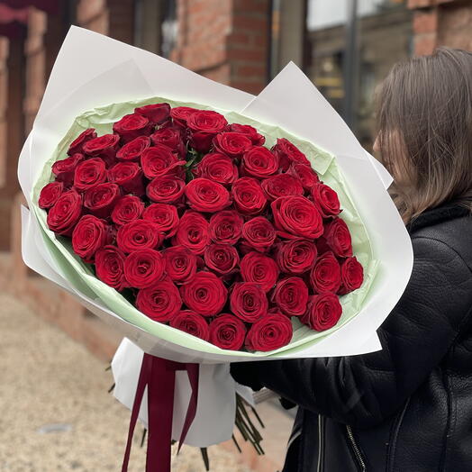 50 red roses
