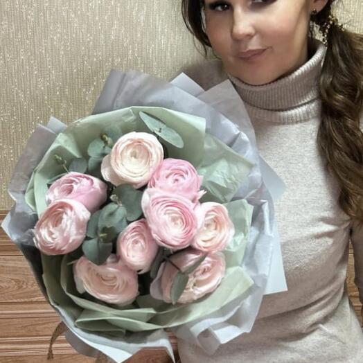 Букет нежно -розовых ранункулюсов и эвкалипта