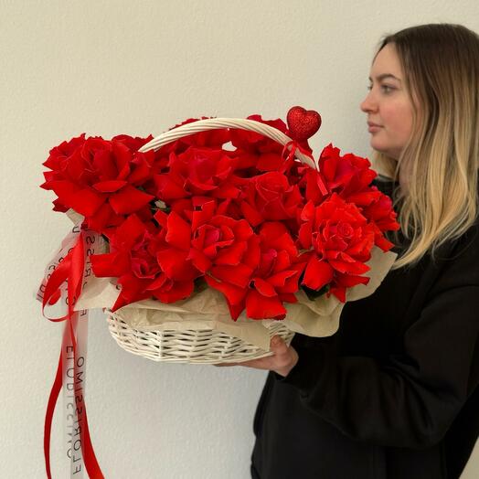 Французская роза в корзине