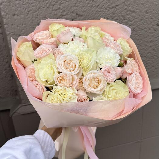 Csokor kétféle rózsából és szegfűből