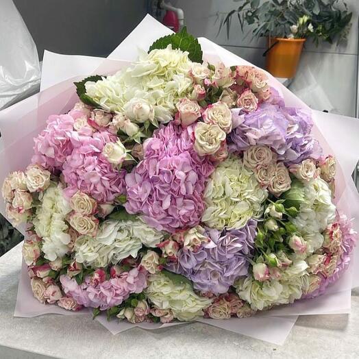 Букет из гортензий и кустовых розочек
