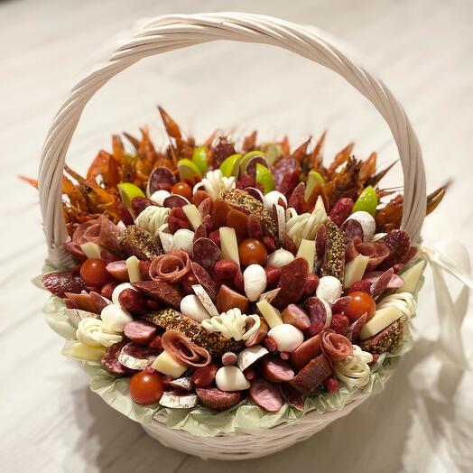 Корзина с копчеными колбасами,сыром, раками