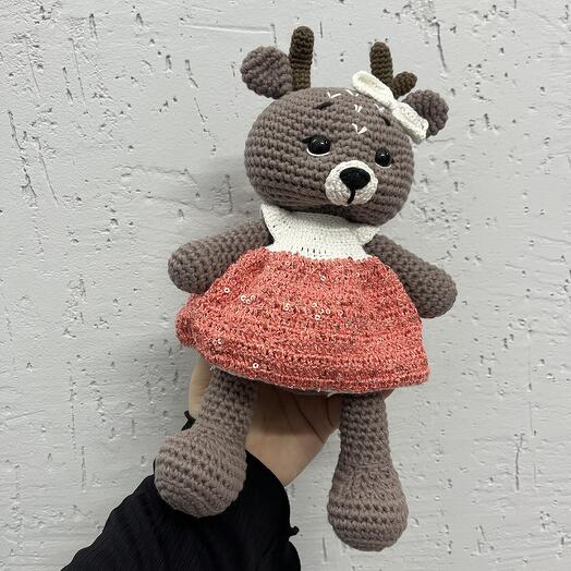Вязаная игрушка «олененок в оранжевом плате»