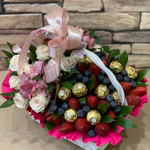 Корзина с клубникой, цветами, конфетами Новый Уренгой