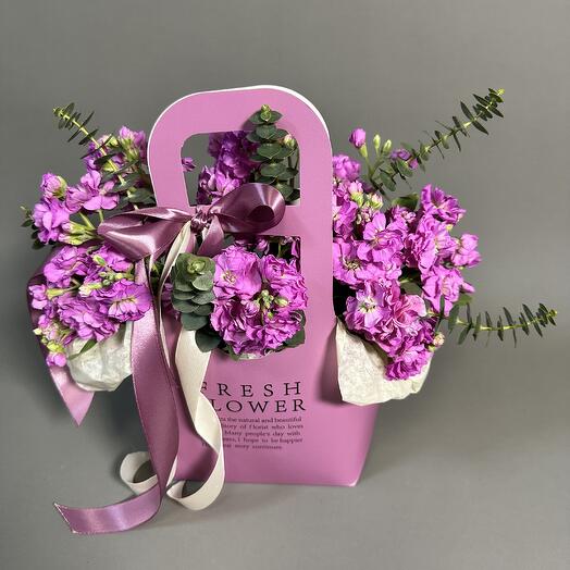 Bolso con matthiola de frambuesa fragante y eucalipto 🩷
