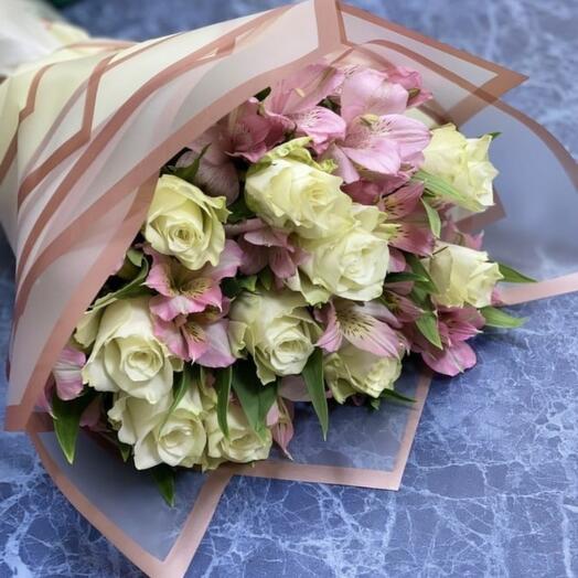 Rosas y alstroemeria
