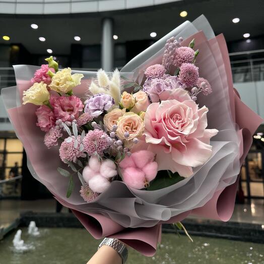 Ramo con rosa francesa, Lisianthus y flores secas