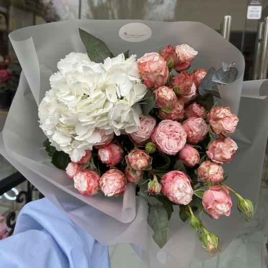 Букет с гортензией и кустовыми розами