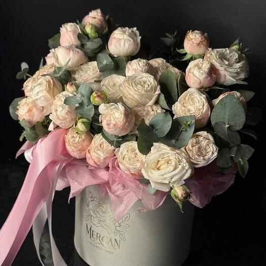 Пионовидные розы в шляпной коробке