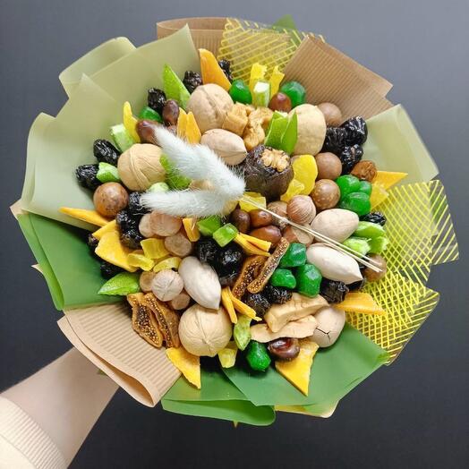 Небольшой букет из сухофруктов с орехами