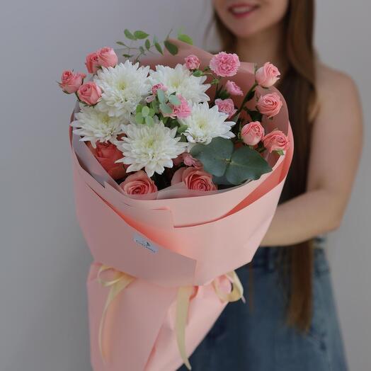 Букет с кустовыми розами и хризантемой