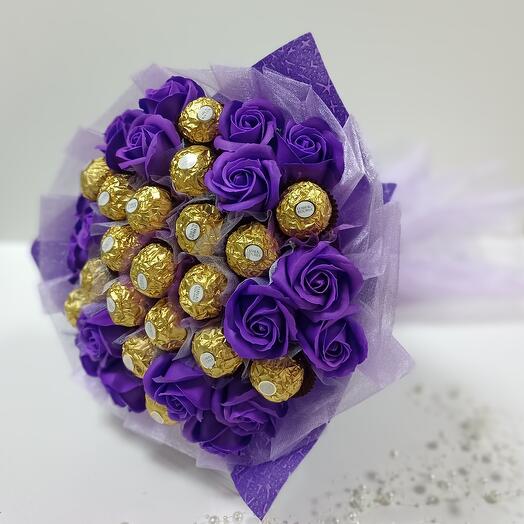Букет из конфет и мыльных роз "Фиалка"