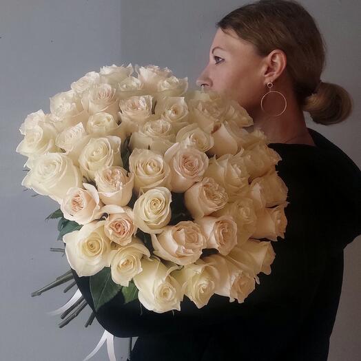 45 белых роз с атласной лентой