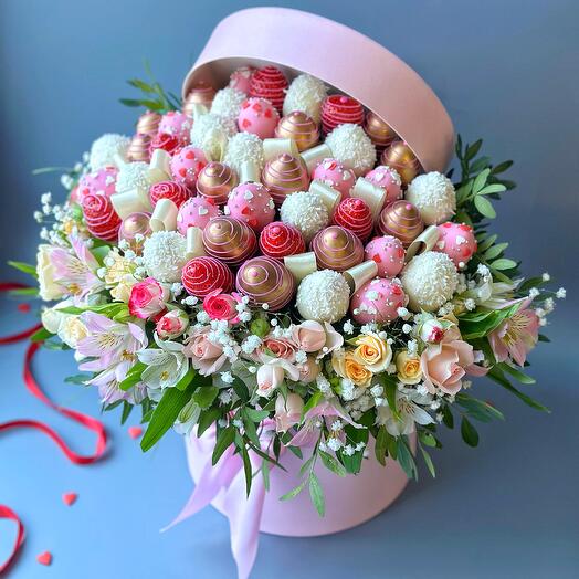 Букет в шляпной коробке XXL с клубникой в бельгийском шоколаде и живыми цветами 55 ягод 8 марта