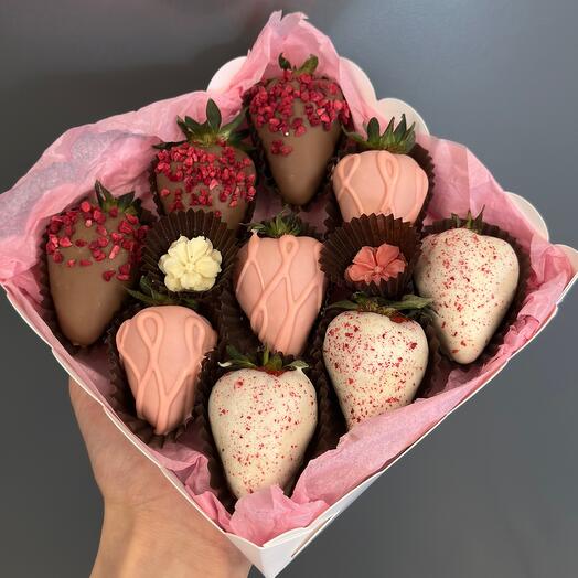 Клубника в шоколаде с шоколадными цветочками