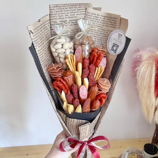 Мужской букет с колбасками и фисташкой