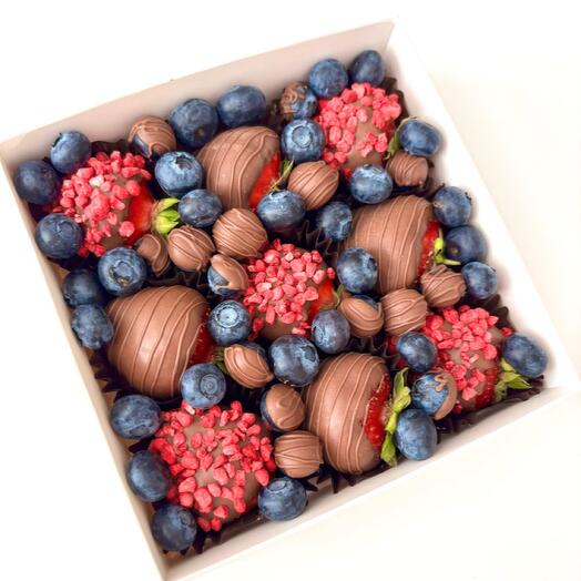 Клубника в шоколаде с голубикой 🍓