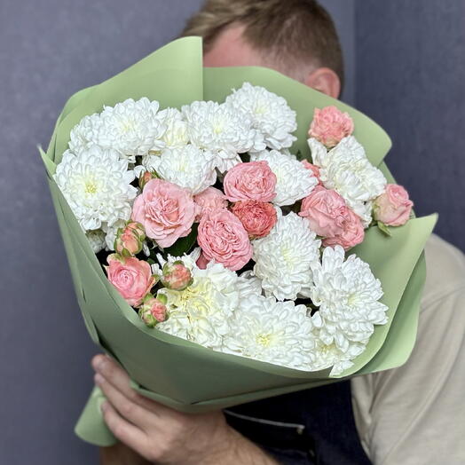 Букет из белой кустовой хризантемы и кустовой розы бомбастик