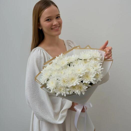 Нежный букет из кустовых хризантем