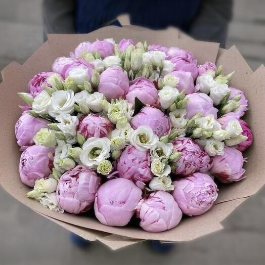 Букет из пионов и эустомы