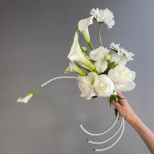 WEDDING PEARLS BAG BOUQUET (под заказ) стильный букет невесты с пионами, каллами и скабиозой