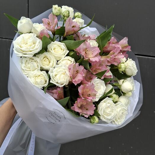 Букет белых курсовых роз с розовой альстромерией