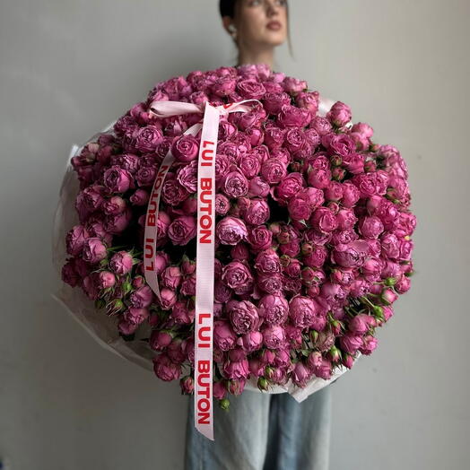 Букет "65 веток пионовидных кустовых роз"