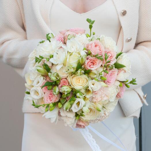 Букет невесты в нежных тонах из альстромерий, роз, гвоздик, фрезий, лизиантусов Незнакомка (с бутоньеркой)